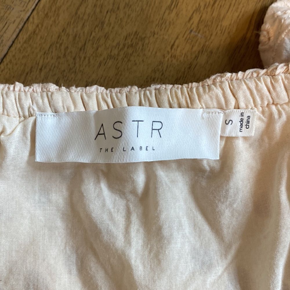 ASTR the Label Joyce Light Peach Eyelet Lace Off-the-Shoulder Dress Size Small - Picture 7 of 11